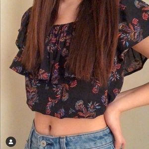 ruffled blouse w floral pattern